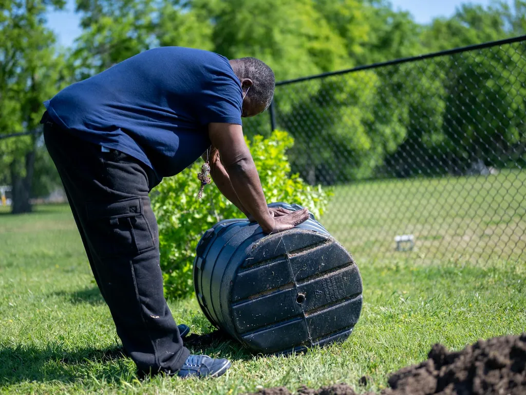 Compost gazon : valoriser les tontes en compost, paillis ou mulching sans erreur
