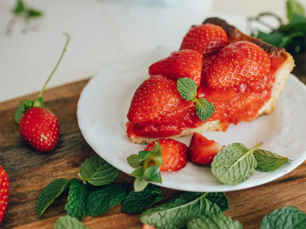 Planter menthe et fraisier ensemble : réussir l'association sans risque d'envahissement